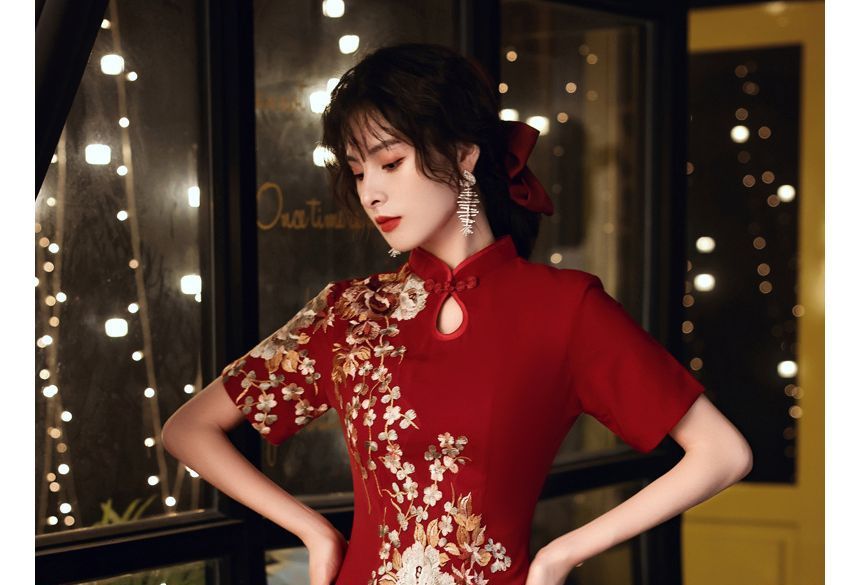 Short-Sleeve Side-Slit Qipao / Flower Embroidered A-Line Qipao