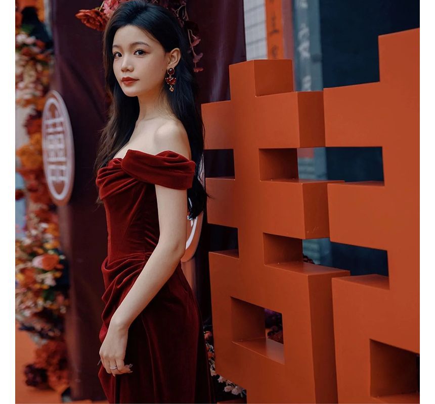 Short-Sleeve Shoulder Off Ruched Slit Velvet Sheath Plain Gown Evening