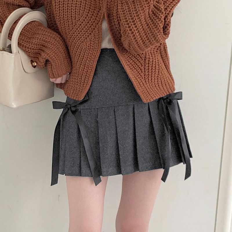 Mini Ribbon-Trimmed Low-Rise Pleated Skirt