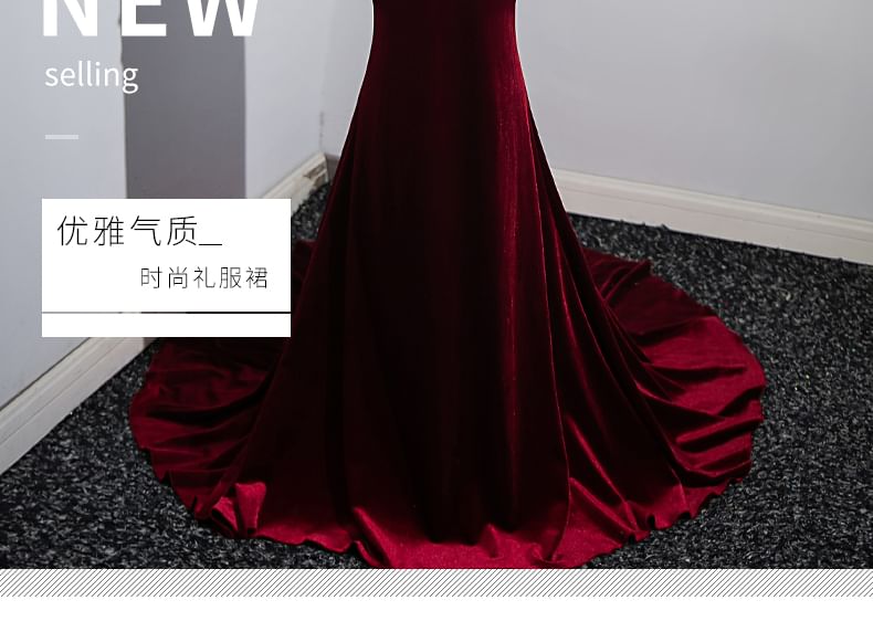 Off Shoulder Sweetheart Neckline Chained Trained Sheath Evening Gown