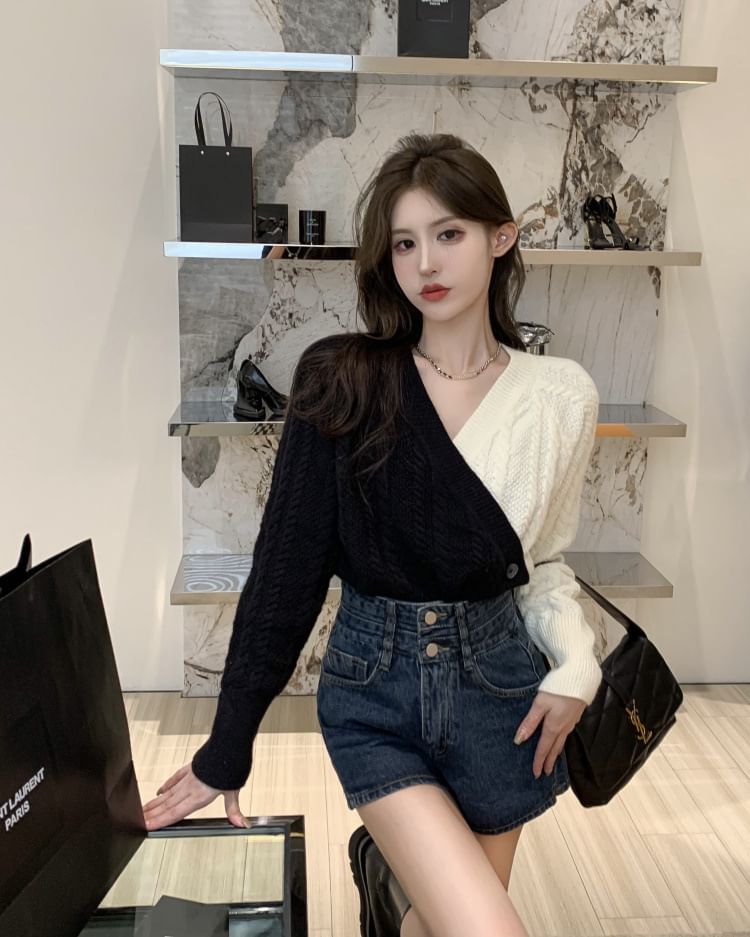 Sweater V-Neck Two-Tone