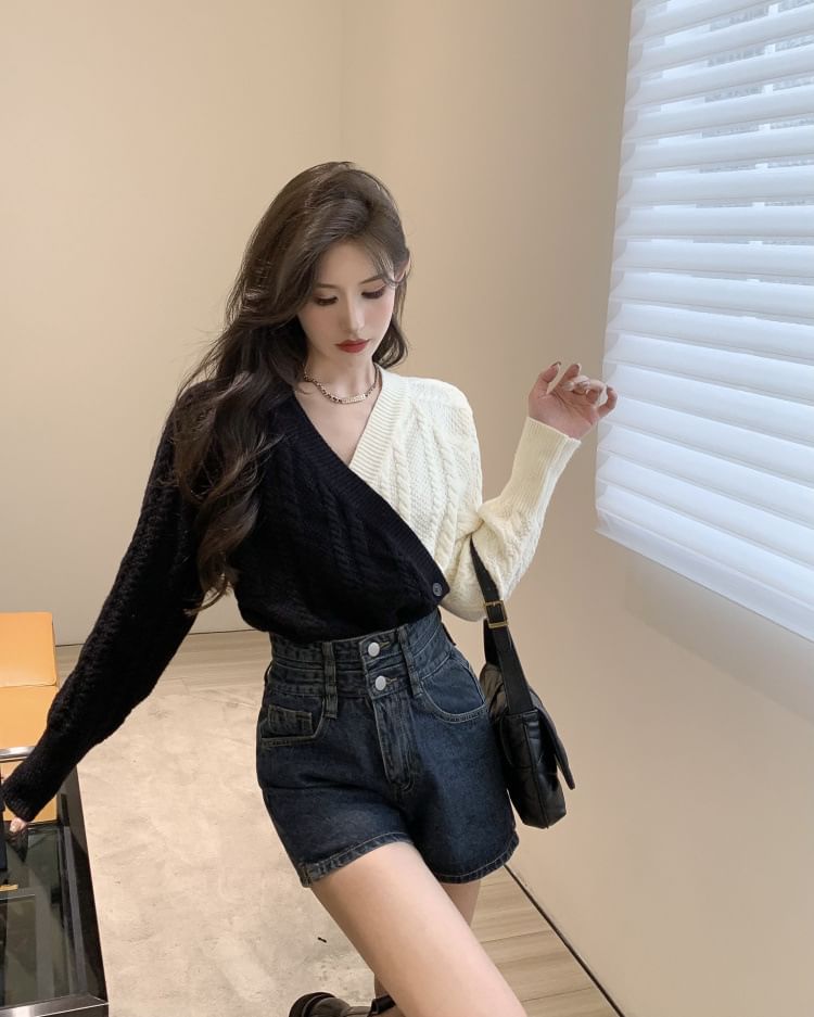 Sweater V-Neck Two-Tone