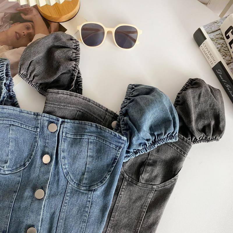 Haut court boutonné en denim délavé à manches bouffantes