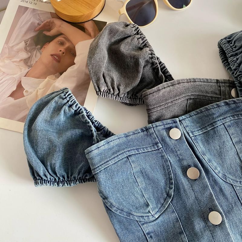 Haut court boutonné en denim délavé à manches bouffantes