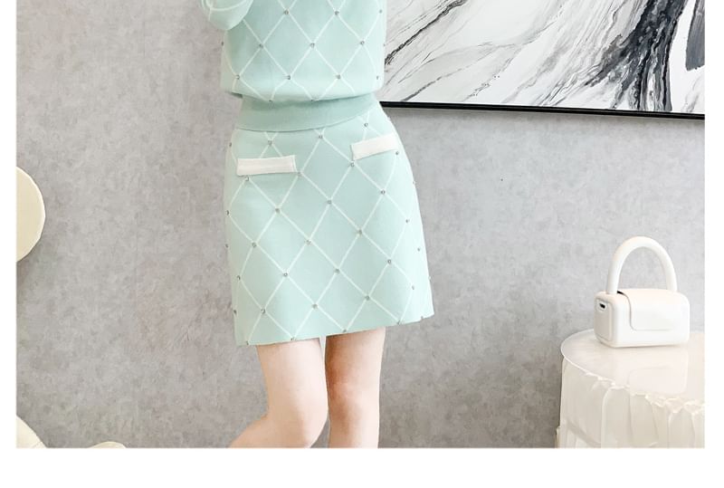 Ensemble : pull ras du cou à carreaux et strass + mini jupe trapèze taille haute