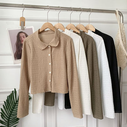 Langärmliges, schlichtes, gerafftes Hemd zum Zuknöpfen