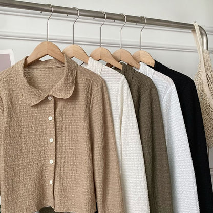 Langärmliges, schlichtes, gerafftes Hemd zum Zuknöpfen