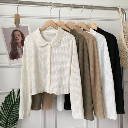 Langärmliges, schlichtes, gerafftes Hemd zum Zuknöpfen