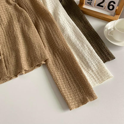 Langärmliges, schlichtes, gerafftes Hemd zum Zuknöpfen