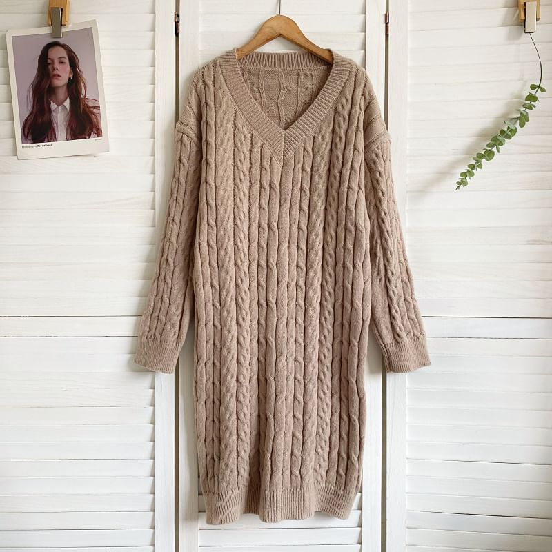 Robe pull en maille torsadée unie à col en V