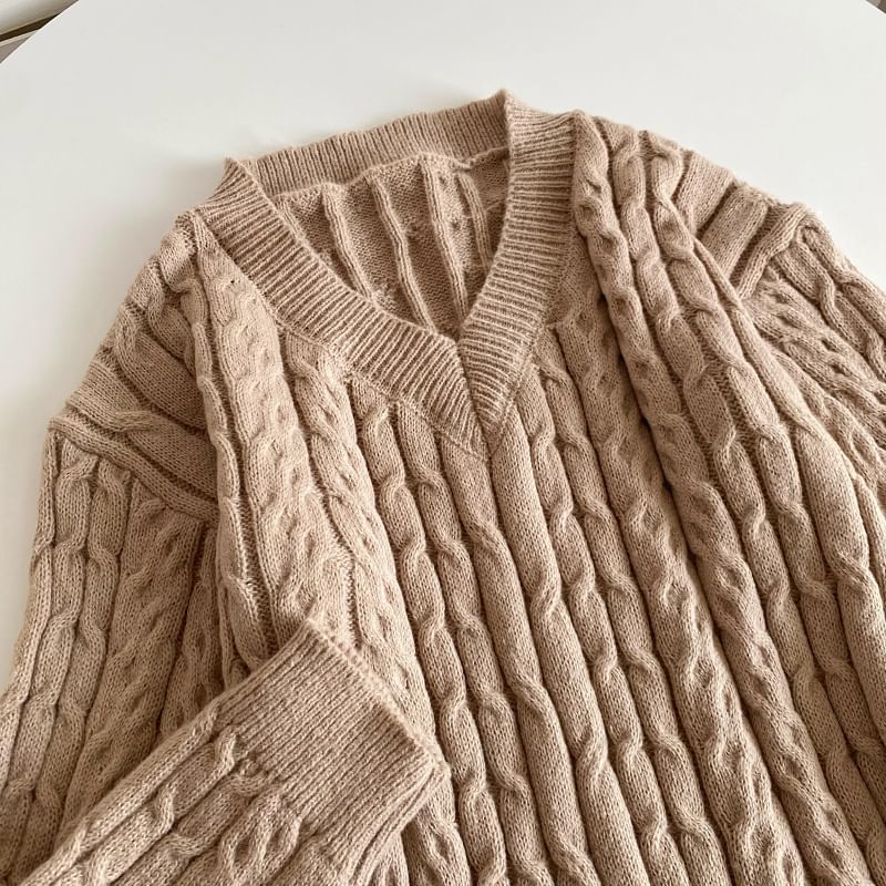 Robe pull en maille torsadée unie à col en V