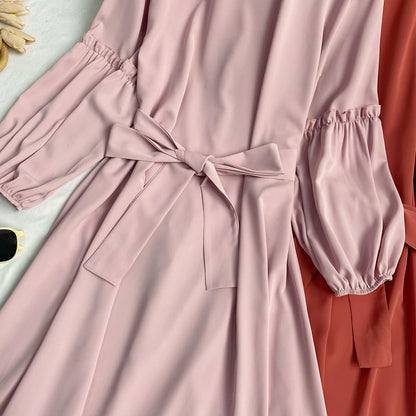 Langärmliges, schlichtes Midikleid in A-Linie mit Rundhalsausschnitt und Schärpen