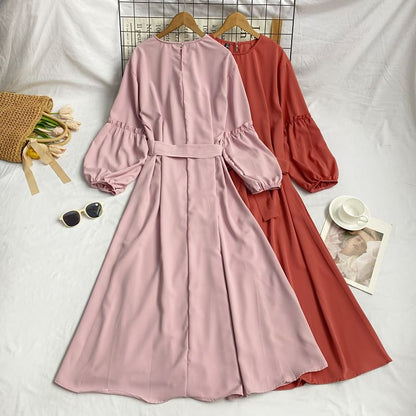 Langärmliges, schlichtes Midikleid in A-Linie mit Rundhalsausschnitt und Schärpen