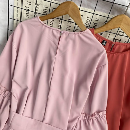 Langärmliges, schlichtes Midikleid in A-Linie mit Rundhalsausschnitt und Schärpen