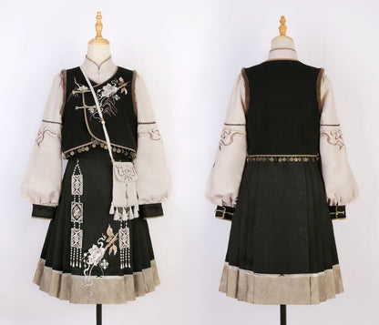 Lolita-Weste mit V-Ausschnitt, Blumenstickerei und flauschigem Rand und Froschverschluss / Plissierter Midi-A-Linienrock mit hoher Taille / Anhänger aus Kunstperlen / Langärmlige Bluse mit Stehkragen / Umhängetasche mit Quaste / Set