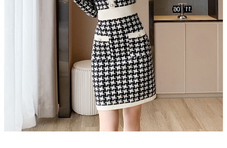 Long-Sleeve Crew Neck Patterned Knit Mini Sheath Dress