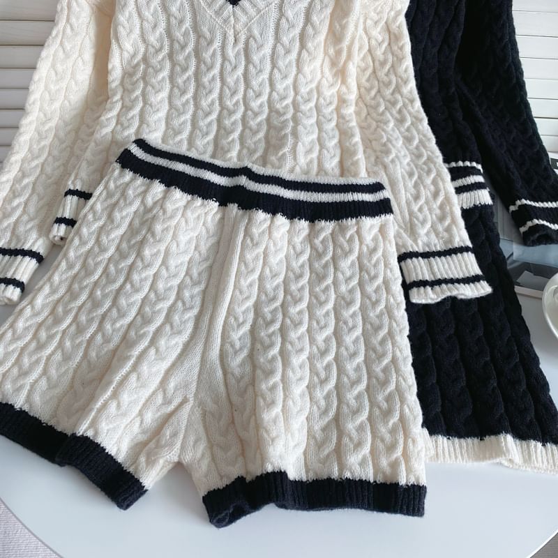 Set: Zopfmusterpullover mit V-Ausschnitt und Kontrastbesatz + Shorts mit hoher Taille und weitem Bein