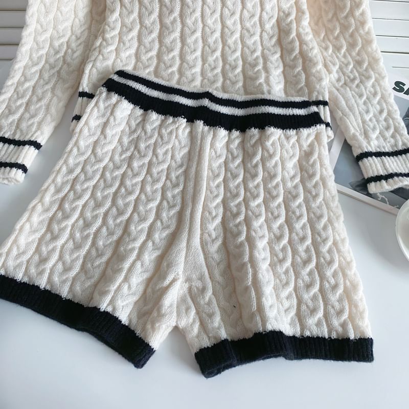 Set: Zopfmusterpullover mit V-Ausschnitt und Kontrastbesatz + Shorts mit hoher Taille und weitem Bein