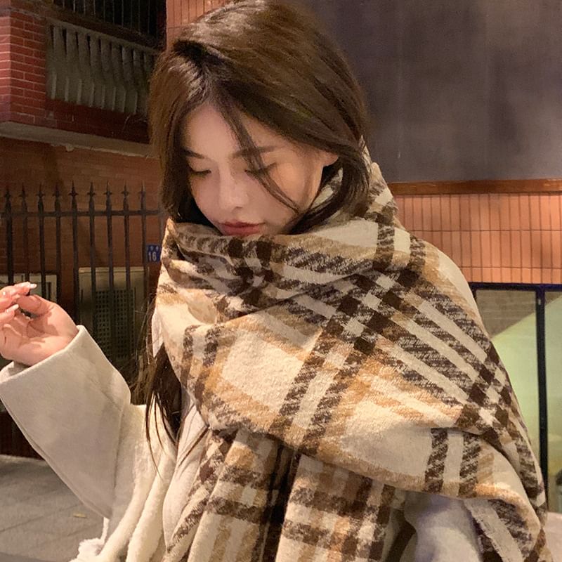 Houndstooth Tasseled Scarf