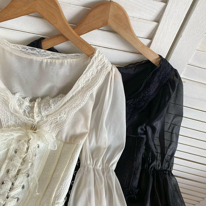 Bluse mit Spitzenbesatz, geradem Ausschnitt, Schnürung und gerafften Ärmeln