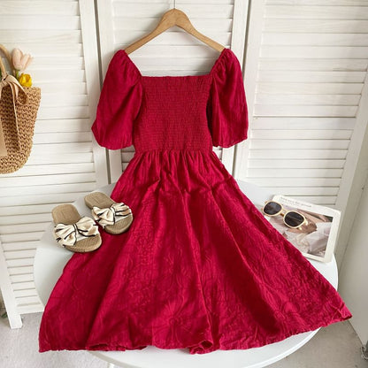 Kurzärmliges, schlichtes, gerafftes Midi-A-Linien-Kleid mit quadratischem Ausschnitt