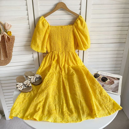 Kurzärmliges, schlichtes, gerafftes Midi-A-Linien-Kleid mit quadratischem Ausschnitt