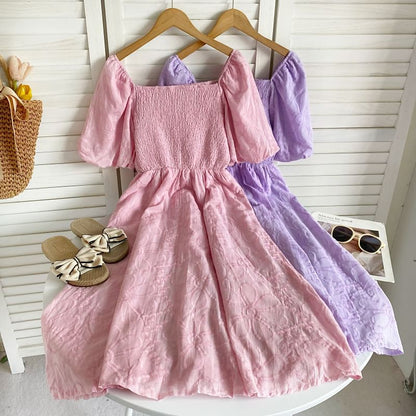 Kurzärmliges, schlichtes, gerafftes Midi-A-Linien-Kleid mit quadratischem Ausschnitt