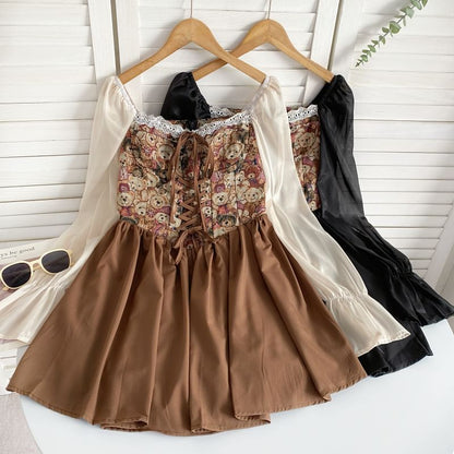 Langärmliges Minikleid in A-Linie mit quadratischem Ausschnitt, Bärenmuster und Schnürung