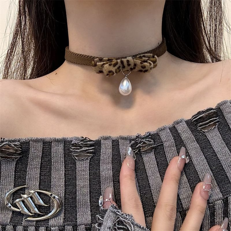 Faux Bow Leopard Print Pearl Droplet Choker Pendant