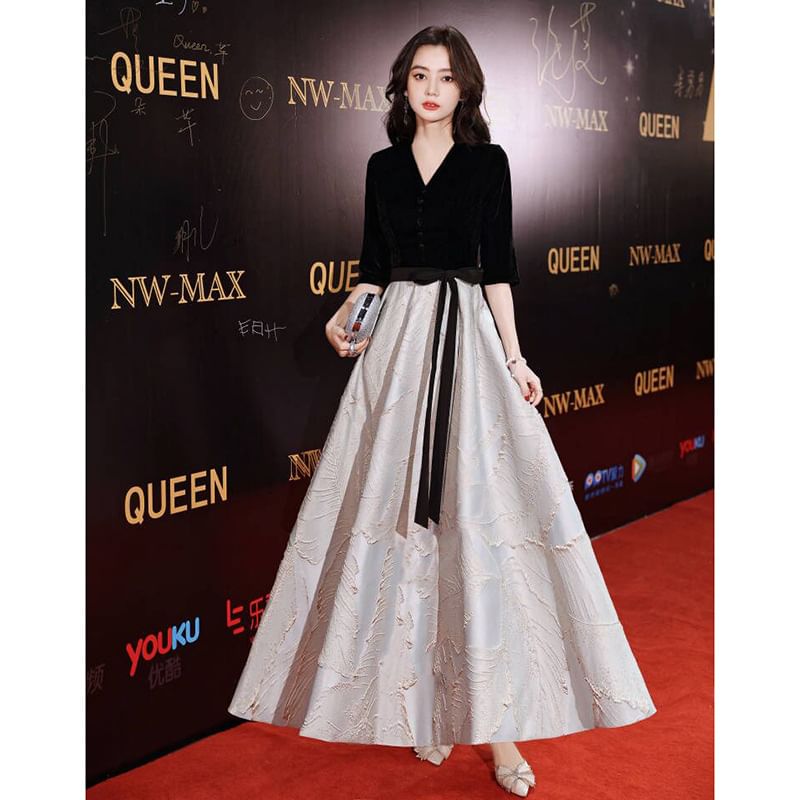 A-Line Gown Evening Dress Elbow-Sleeve / V-Neck