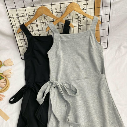 Ärmelloses, asymmetrisches, schlichtes Midi-A-Linien-Kleid