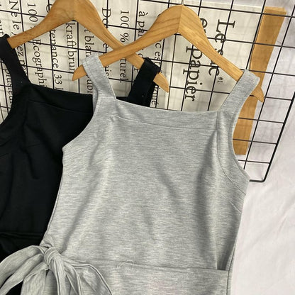 Ärmelloses, asymmetrisches, schlichtes Midi-A-Linien-Kleid