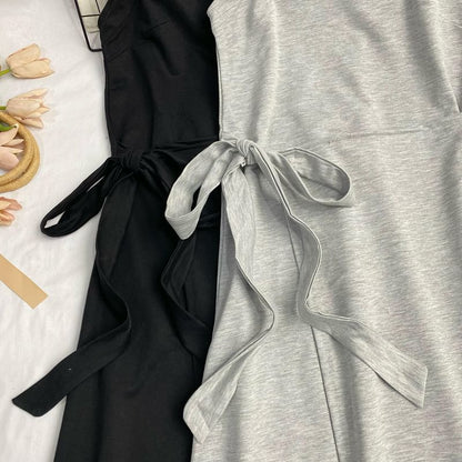 Ärmelloses, asymmetrisches, schlichtes Midi-A-Linien-Kleid