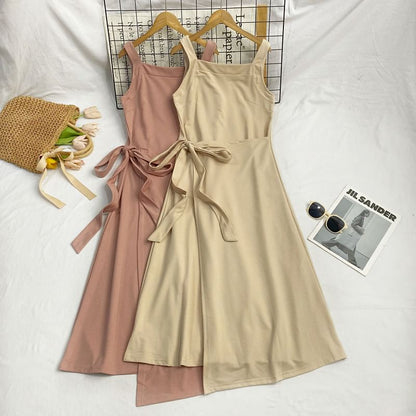 Ärmelloses, asymmetrisches, schlichtes Midi-A-Linien-Kleid