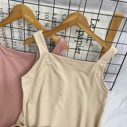 Ärmelloses, asymmetrisches, schlichtes Midi-A-Linien-Kleid