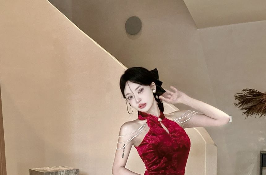Halter Neck Stand Collar Floral Jacquard Cutout Slit Velvet Midi Sheath Qipao / Faux Pearl Layered Chain / Set