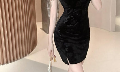 Halter Neck Stand Collar Floral Jacquard Cutout Slit Velvet Mini Bodycon Qipao / Faux Pearl Layered Chain / Set