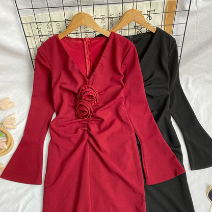 Langärmliges, gerüschtes Midi-A-Linien-Kleid mit V-Ausschnitt, schlichtem Blumenakzent