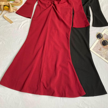 Langärmliges, gerüschtes Midi-A-Linien-Kleid mit V-Ausschnitt, schlichtem Blumenakzent