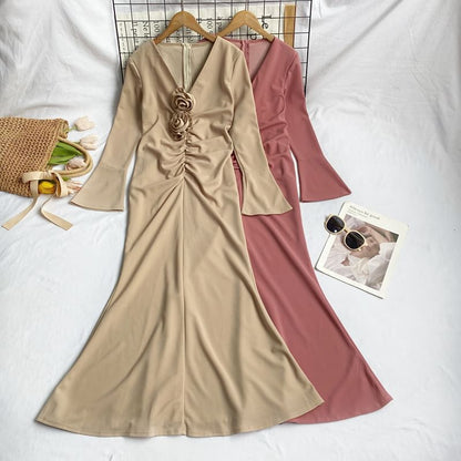 Langärmliges, gerüschtes Midi-A-Linien-Kleid mit V-Ausschnitt, schlichtem Blumenakzent