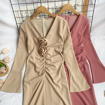 Langärmliges, gerüschtes Midi-A-Linien-Kleid mit V-Ausschnitt, schlichtem Blumenakzent