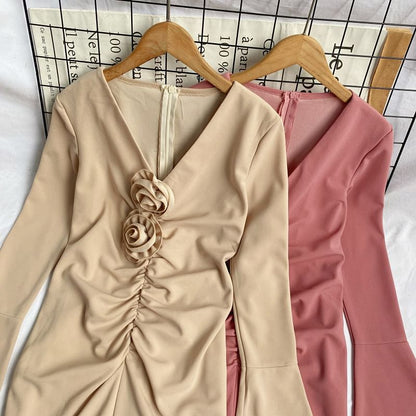 Langärmliges, gerüschtes Midi-A-Linien-Kleid mit V-Ausschnitt, schlichtem Blumenakzent