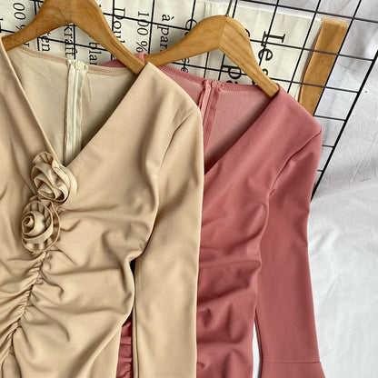 Langärmliges, gerüschtes Midi-A-Linien-Kleid mit V-Ausschnitt, schlichtem Blumenakzent