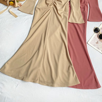 Langärmliges, gerüschtes Midi-A-Linien-Kleid mit V-Ausschnitt, schlichtem Blumenakzent