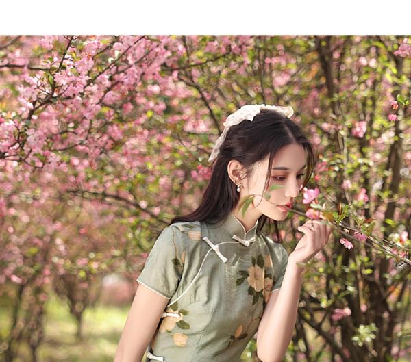 Short-Sleeve Band Collar Floral Midi Qipao