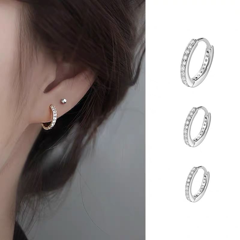 Boucle d'oreille Huggie en strass