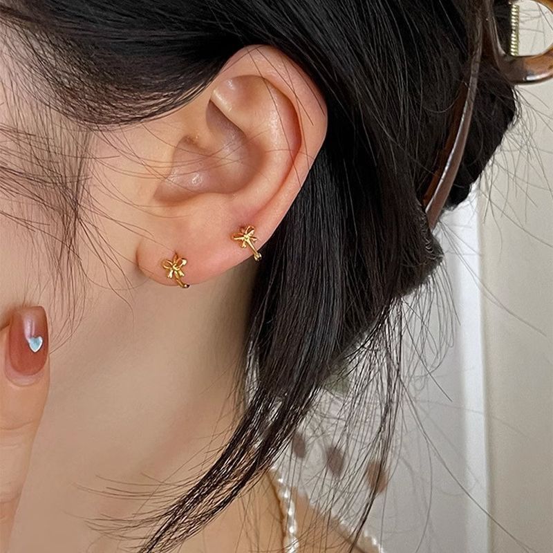 Boucle d'oreille Huggie en forme de nœud