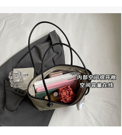 Tragetasche / Taschenanhänger / Set aus Kunstleder mit Kontrastbesatz