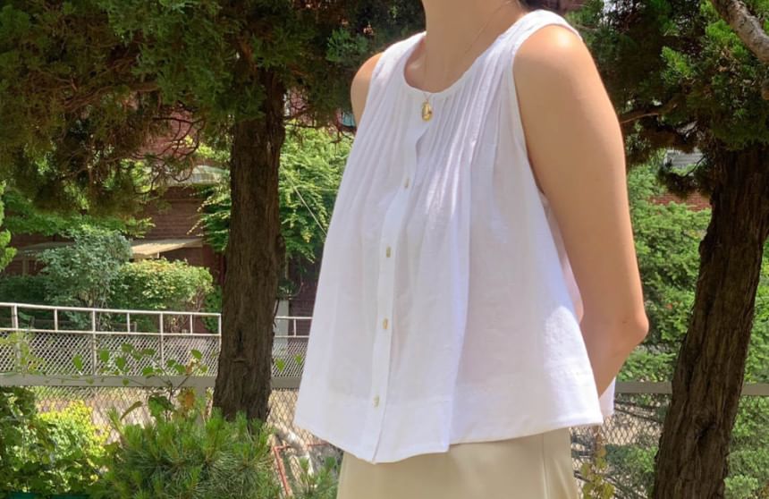 Sleeveless Plain Pintuck Button-Up Blouse