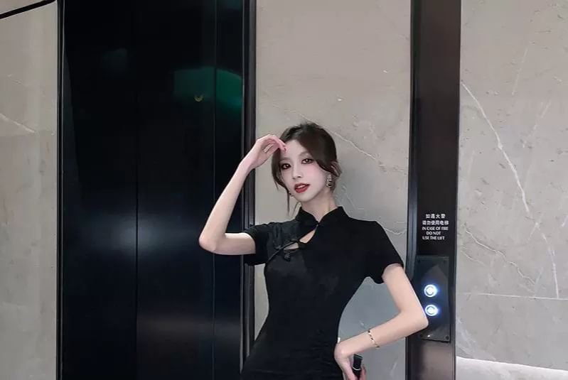 Short-Sleeve Floral Jacquard Midi Sheath Qipao
